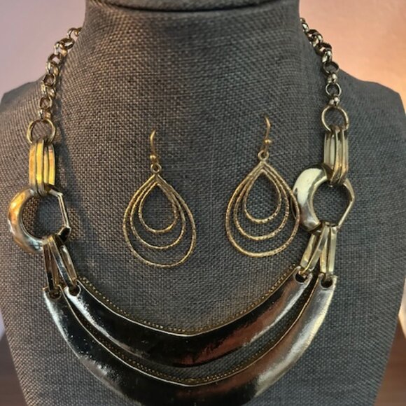 Elegant Gold Pendant Choker & Teardrop Earring Set – Vintage-Inspired Fashion Je - Picture 1 of 3